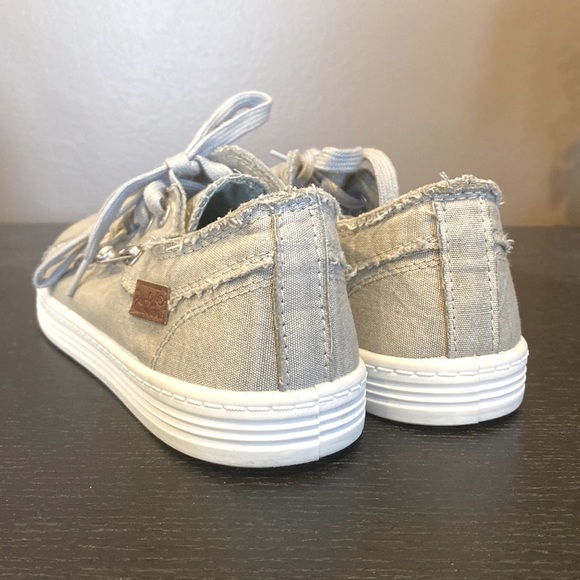 Blowfish comfort sole sneaker with side zipper detail, greenish-gray size 7.5 - Picture 3 of 3